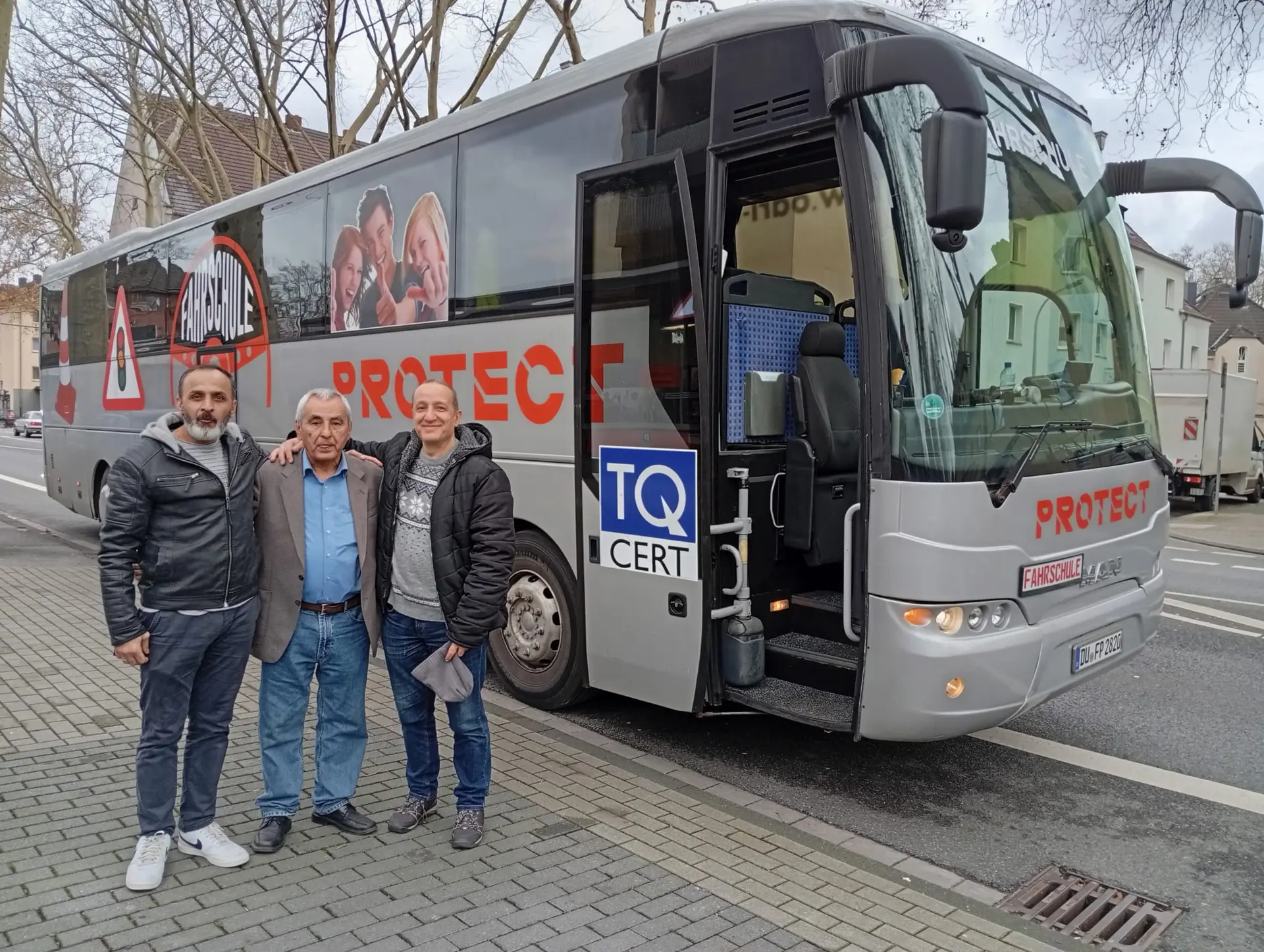 Moderner Reisebus auf der Straße – Ausbildung Klasse D bei der Fahrschule Protect