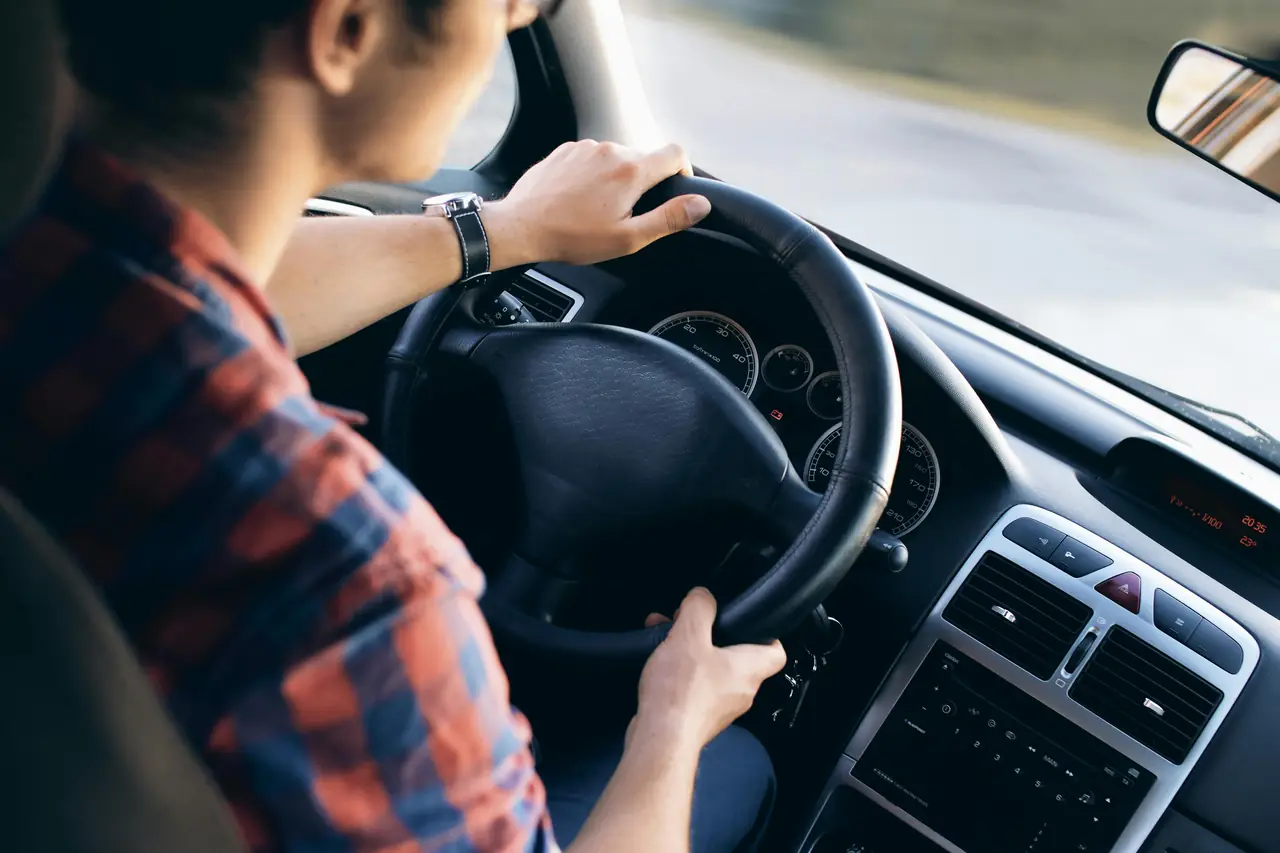 Fahrstunde bei der Fahrschule Protect – Blick aus dem Auto auf die Straße