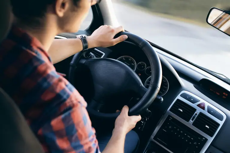 Fahrstunde im Fahrschulauto – Blick auf die Straße
