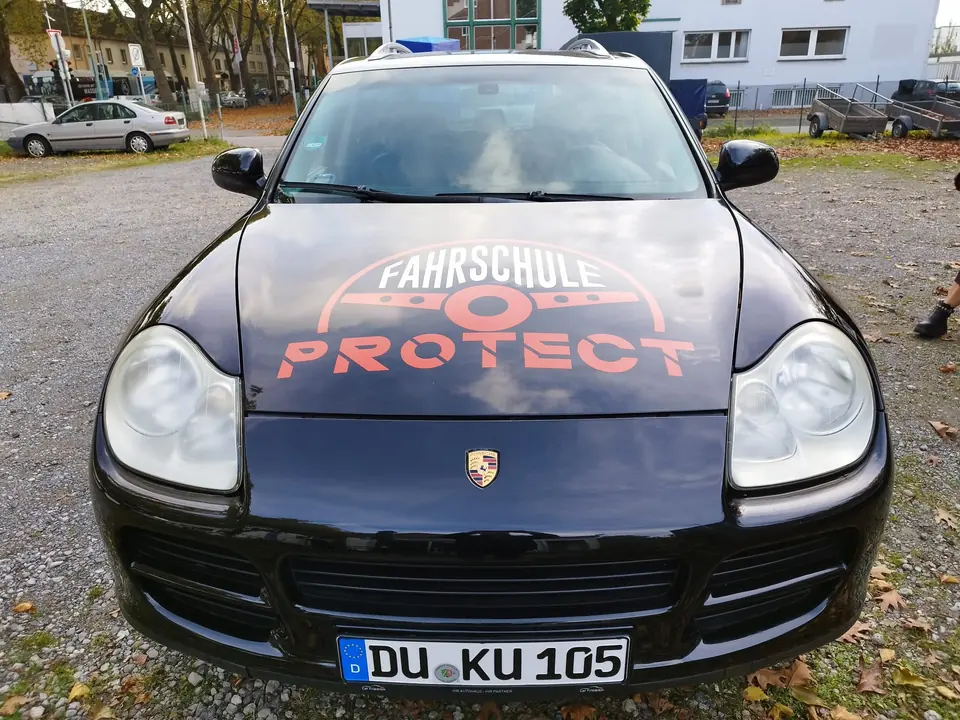 Porsche Cayenne der Fahrschule Protect