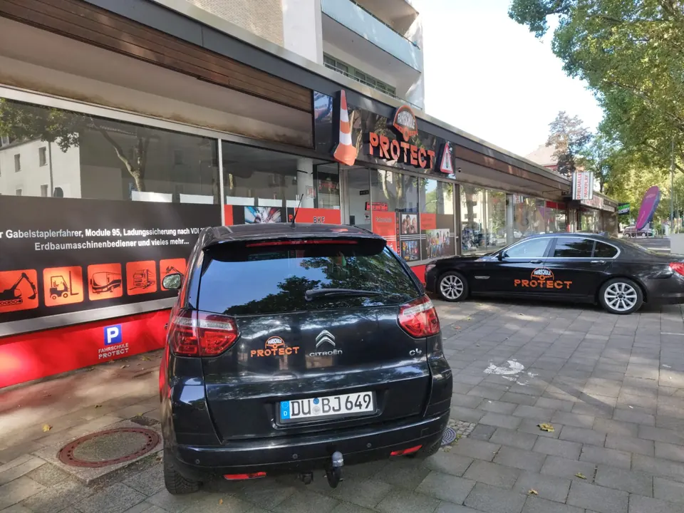 Außenbereich der Bildungsstätte Rheinhausen mit Beschilderung