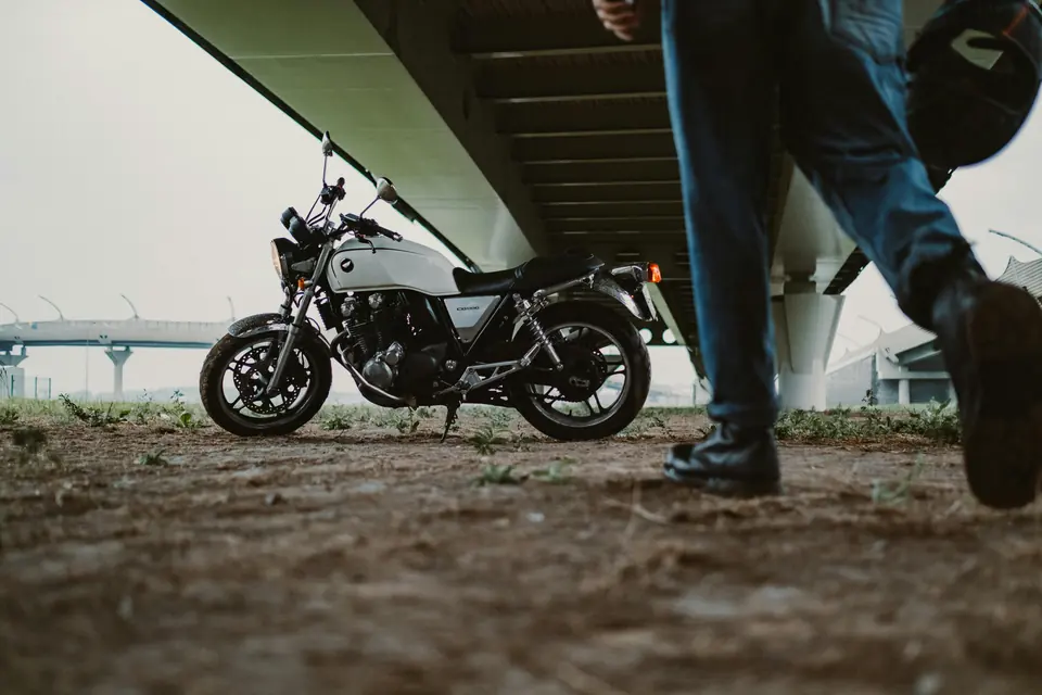 Motorrad in Kurvenfahrt