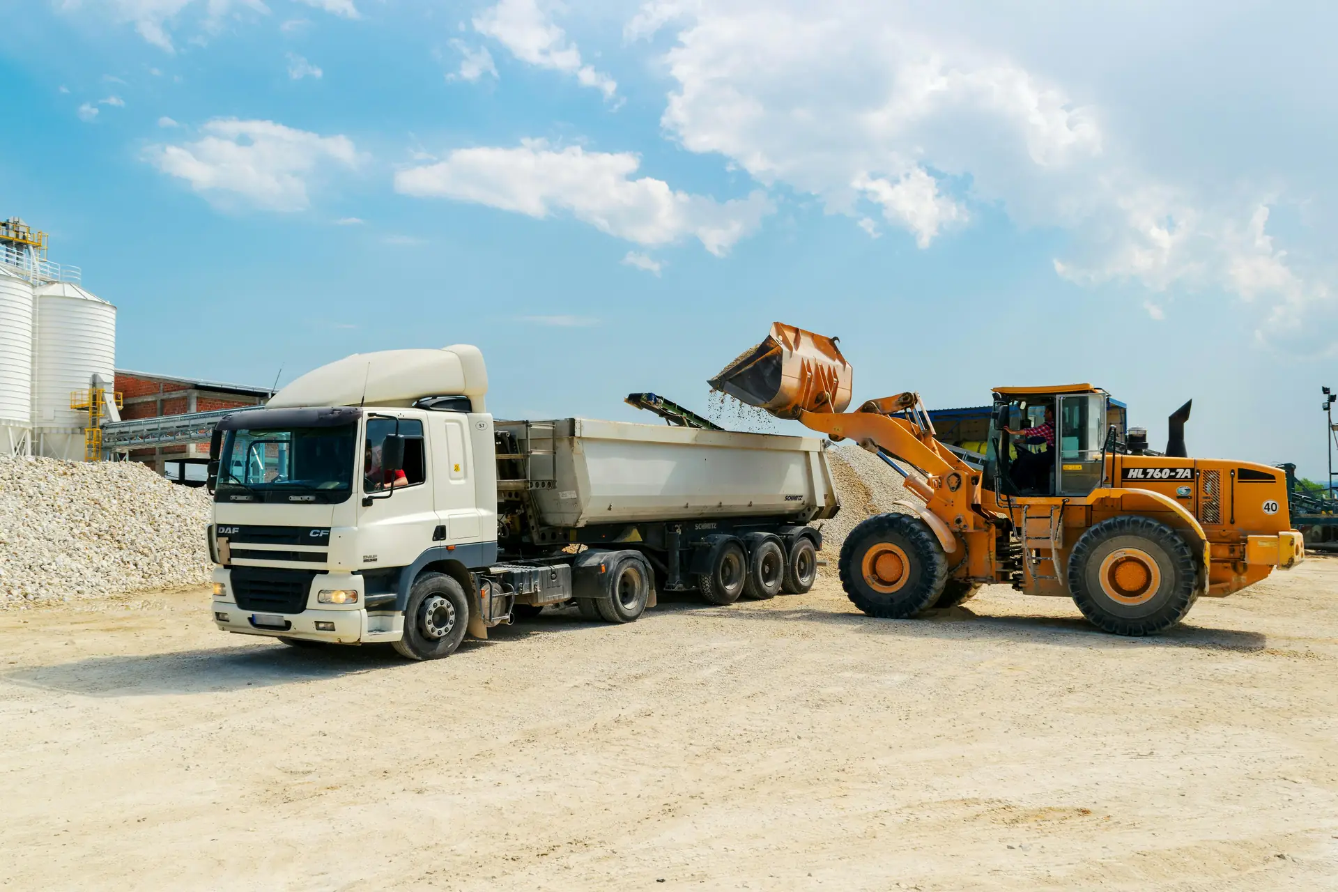 LKW im Einsatz auf einer Baustelle – Güterverkehr in der Praxis